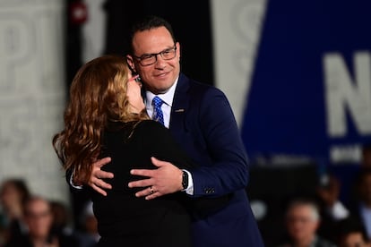 Josh Shapiro abraza a su esposa, Lori Shapiro, tras conocerse los resultados electorales en Oaks, Pensilvania.