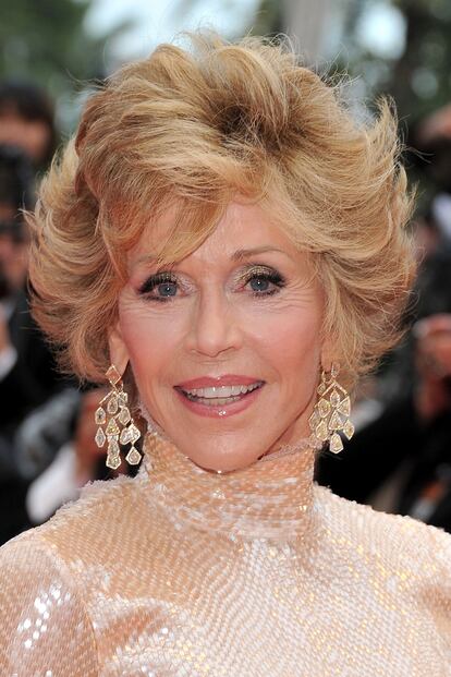 Jane Fonda luciendo un espectacular gown de lentejuelas doradas en la ceremonia de clausura del Festival de Cannes 2011.