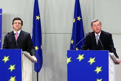 Barroso (izquierda) junto a Jean-Claude Juncker, en la rueda de prensa celebrada anoche en Bruselas.