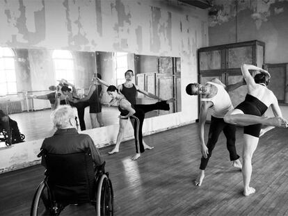 Merce Cunningham observa desde su silla de ruedas un ensayo de su compañía en junio de este año, un mes antes de morir.