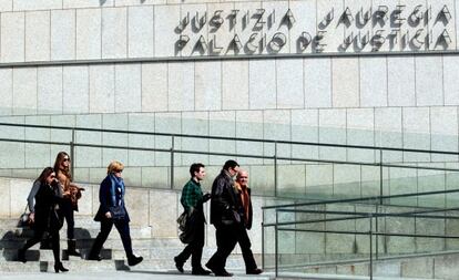 Familiares de Amaia Azkue, ayer a la puerta del Palacio de Justicia de San Sebastián.