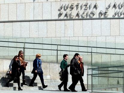 Familiares de Amaia Azkue, ayer a la puerta del Palacio de Justicia de San Sebastián.