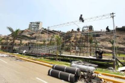 Un grupo de trabajadores fueron registrados durante los preparativos para el Rally Dakar 2013, en Lima (Perú).