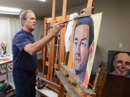 George W. Bush pintando el retrato de una veterano de guerra.