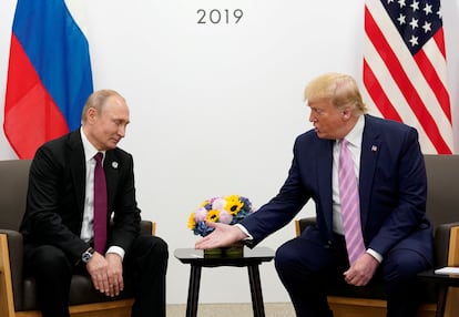 El presidente Donald Trump hace un gesto durante una reunión bilateral con el presidente ruso Vladimir Putin en la cumbre de líderes del G20 en Osaka, Japón, el 28 de junio de 2019.