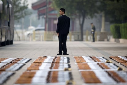 Los rifles de la guardia de honor alineados en el suelo antes de la ceremonia de bienvenida a la canciller alemana Angela Merkel en Beijing, China.