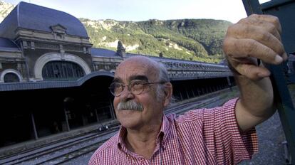 El cantautor, escritor y político Labordeta en Huesca en 2005.