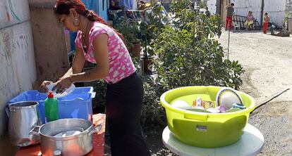 Carina Ramírez limpia los platos en su casa de El Vacie (Sevilla).