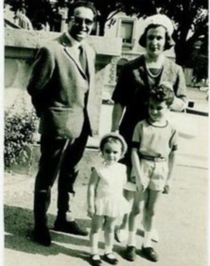 Alfonso Gómez, con sus padres Tuto y Emilia y su hermana Alicia en Ginebra en los sesenta.