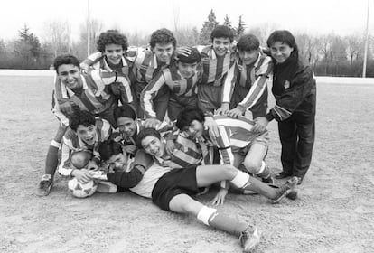 Raúl, segundo por la izquierda en la fila de abajo, cuando era jugador de la cantera del Atlético de Madrid, en 1991.