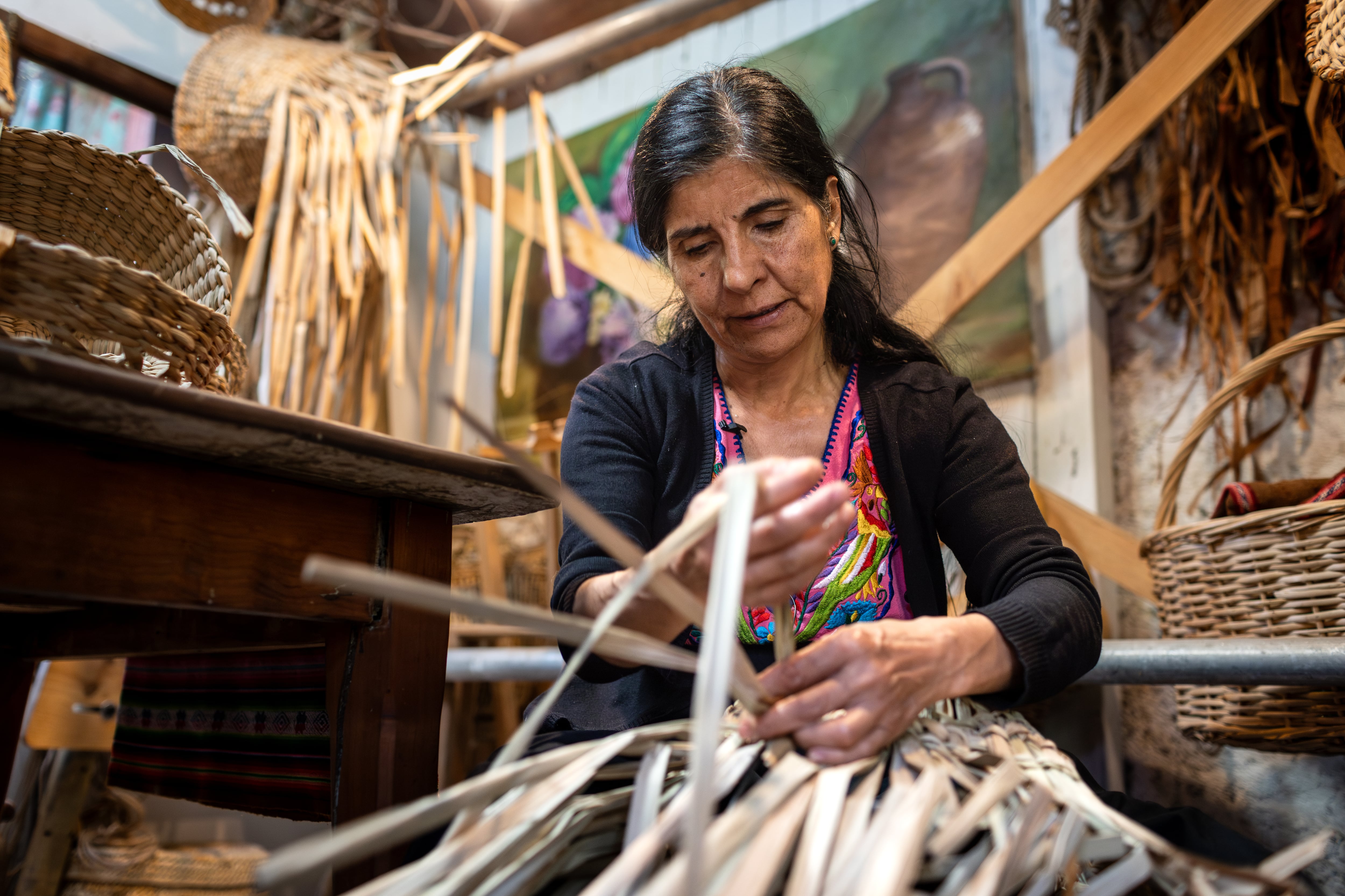 Elisa Muñoz, artesana textil y cestera, en la comuna de Quilicura.