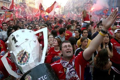 Miles de aficionados del Gimnastic de Tarragona celebran en la ciudad el ascenso del club a la Primera División.