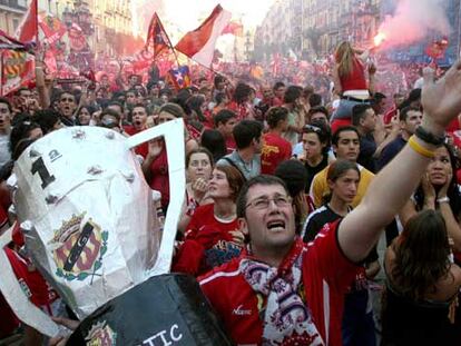 Miles de aficionados del Gimnastic de Tarragona celebran en la ciudad el ascenso del club a la Primera División.