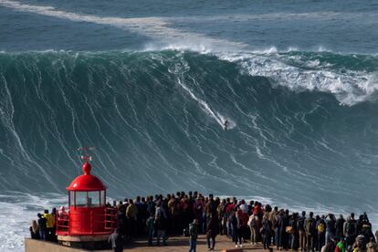 El surfista brasileño Rodrigo Koxa monta una ola en Nazaré, el 20 de noviembre.
