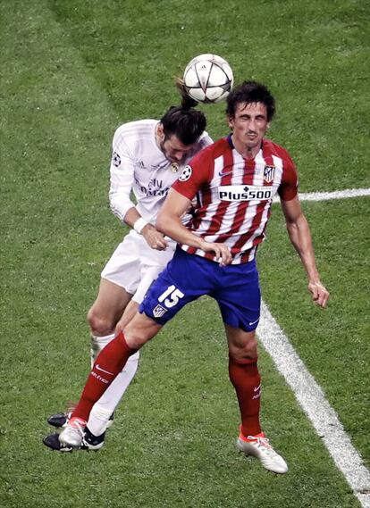 Bale y Savic luchan por un balón.