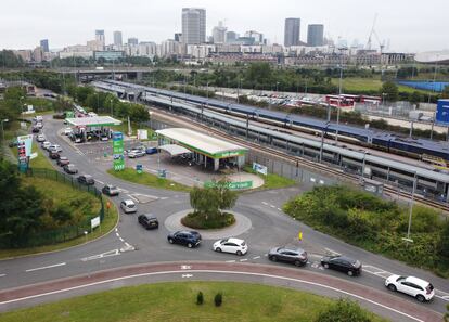 Vista aérea de uma fila de veículos em um posto de gasolina no leste de Londres, neste sábado.