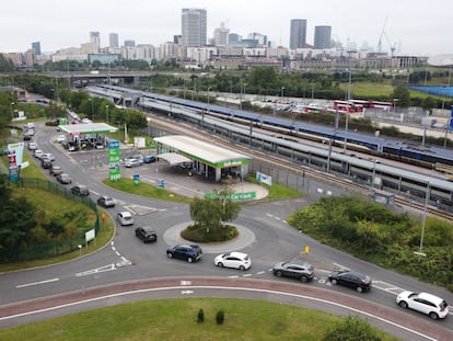 Vista aérea de uma fila de veículos em um posto de gasolina no leste de Londres, neste sábado.