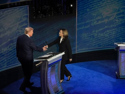 Kamala Harris se acerca para saludar a Donald Trump antes de que iniciara el debate presidencial