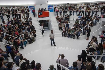 Presentaci&oacute;n de &#039;Poes&iacute;a o Barbarie&#039; en el pabell&oacute;n de Madrid, en la FIL