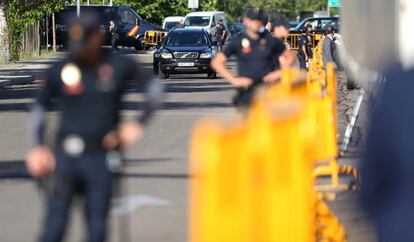 El coche oficial del presidente del Gobierno, Mariano Rajoy, escoltado a su llegada a la sede de la Audiencia Nacional en San Fernando de Henares.