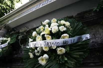 Una corona fúnebre en la Universidad de Medios Audiovisuales.