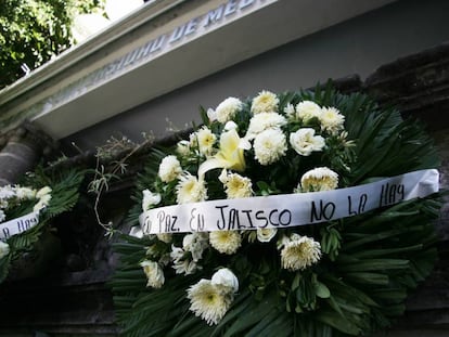 Una corona fúnebre en la Universidad de Medios Audiovisuales. 