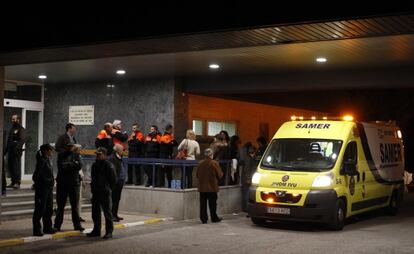 Servicios de Emergencias en la entrada a la residencia de ancianos de Las Rozas