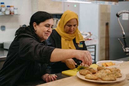 Dos cocineras, Mimi y Mokhigoul, del restaurante Marie Curry, en Burdeos (Francia).