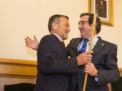 El nuevo alcalde de Santiago, Agustín Hernández (izquierda), recibe el bastón de mando de su antecesor, Ángel Currás.