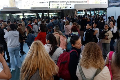 Usuarios se agolpan en el intercambiador de transporte público de Chamartín.