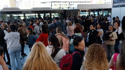 Usuarios se agolpan en el intercambiador de transporte público de Chamartín.