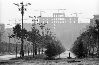 Vista de la plaza de la Victoria en Bucarest con la Casa del Pueblo al fondo, el descomunal proyecto del dictador rumano Ceausescu, retratado por Andrei Pandele.