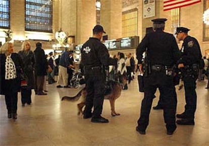 La policía metropolitana refuerza la vigilancia en la terminal central de trenes y autobuses de Nueva York.