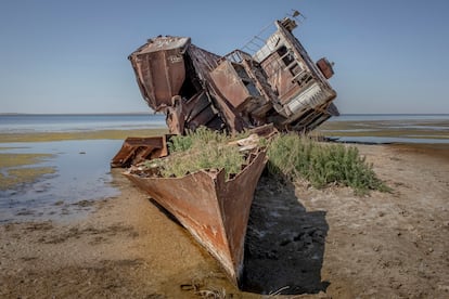 4. Los restos oxidados de un barco cerca del mar de Aral septentrional, con su estructura rota, recuerdan cuando el agua se extendía más allá del horizonte. Kazajistán, 27 de agosto de 2019.