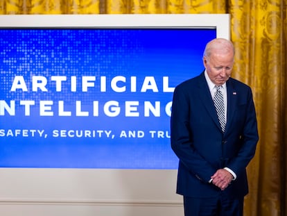 El presidente de EE UU, Joe Biden, se dispone a firmar una orden ejecutiva para regular la inteligencia artificial, el pasado 30 de octubre en la Casa Blanca.