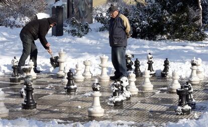 Dos pensionistas juegan al ajedrez en un parque de Sarajevo (Bosnia y Herzegovina).