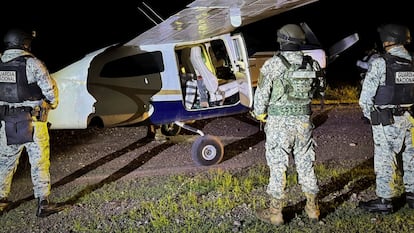 Aeronave asegurada por autoridades mexicanas en Tecomán, Colima.