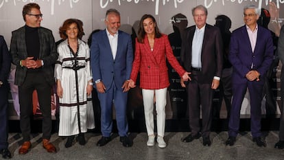 La Reina, junto a Carmen Calvo y Ángel Víctor Torres (ambos a su izquierda en la imagen), antes del comienzo del concierto EmociónArte, este lunes en el Teatro Real, en Madrid.