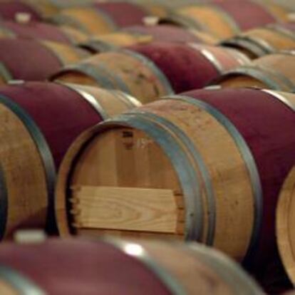 Barricas en la bodega de Viñedos Alonso del Yerro, en la Ribera de Duero burgalesa