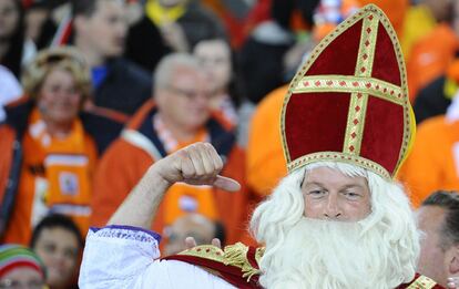En el medio de la afición holandesa en el Soccer City, también ha aparecido alguien vestido como San Nicolás, que en Holanda trae regalos a los niños cada 5 de diciembre.