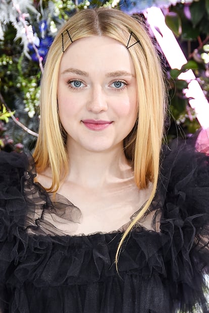 Dakota Fanning no se complica y le da un giro a una simple melena suelta con un par de horquillas a cada lado. Una alternativa más festiva podría ser elegir unas pinzas con perlas o incrustaciones, pero esta es perfecta para el día a día.