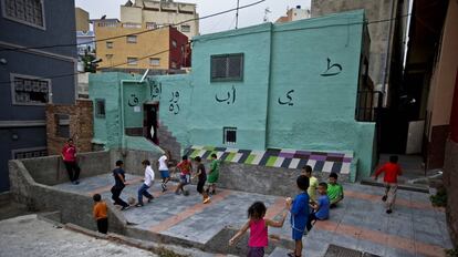 Niños jugando en la plaza del Príncipe Alfonso de Ceuta