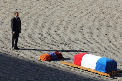 El presidente francés Emmanuel Macron permanece frente al ataúd del cantautor.