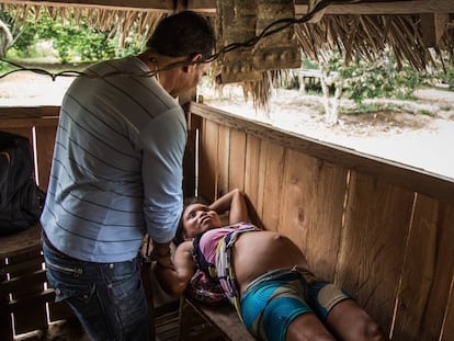 Médico faz atendimento em Tarauacá (AC), em 2019.