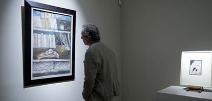 Un hombre observa una obra de Lekuona expuesta en Michel Mejuto.