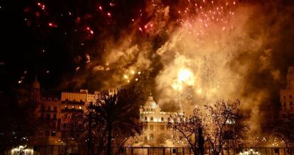 L'Alba de las Fallas 2022 ilumina el cielo de Valencia.