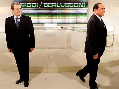 Romano Prodi (izquierda) y Silvio Berlusconi se preparan para comenzar el debate.