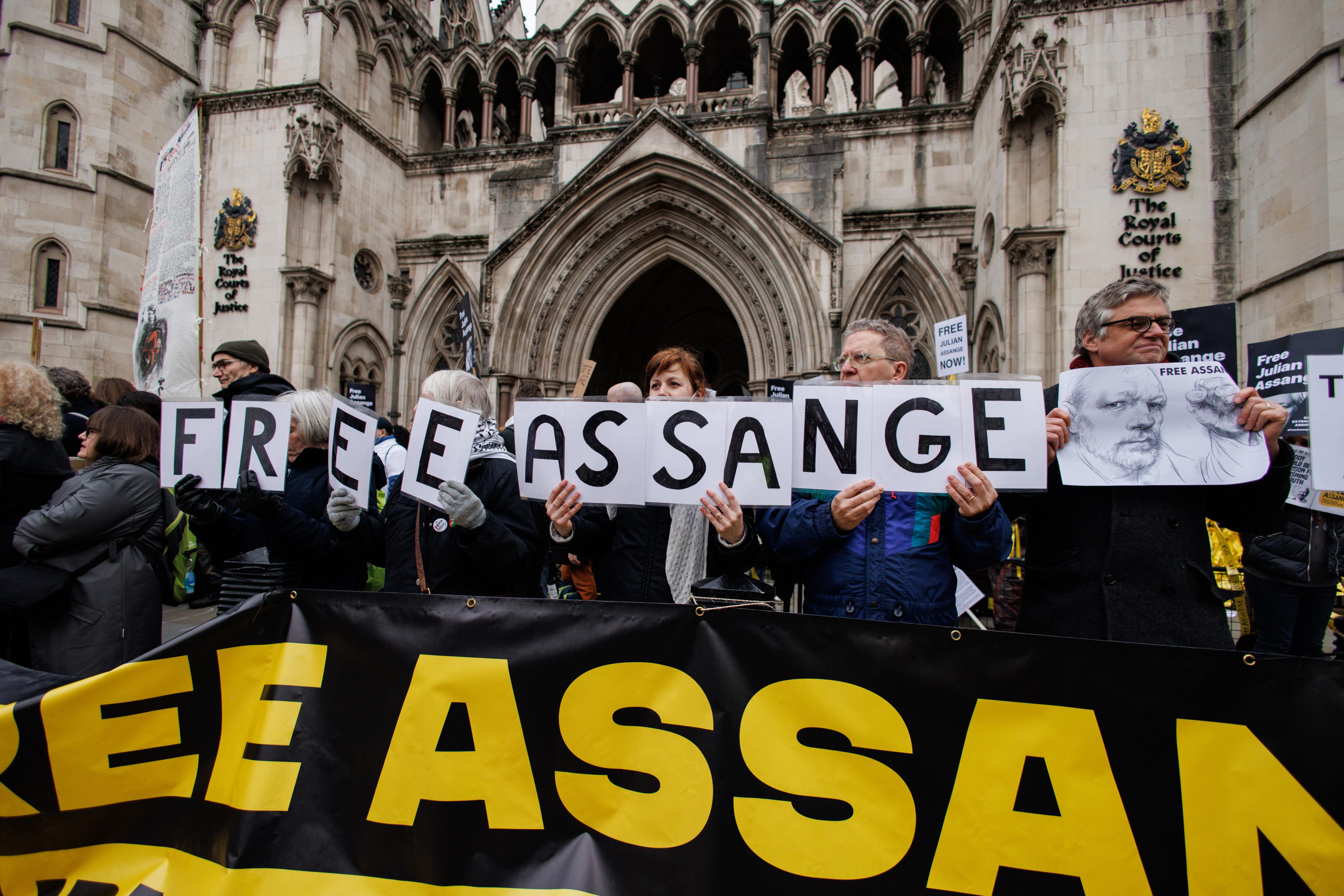 Los activistas concentrados este martes ante el Tribunal Superior de Justicia, en Londres, piden la libertad de Julian Assange.