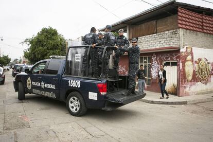 La Policía Federal custodia las calles de Oaxaca este domingo 5 de junio en prevención de que pudieran ocurrir incidentes durante los comicios para elegir gobernador.