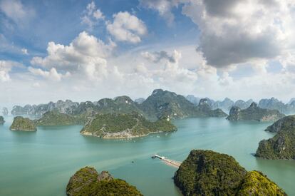 La bahía de Halong, con sus 3.000 islas calcáreas en el golfo de Tonkin, desde el delta del río Rojo hasta la frontera con China.